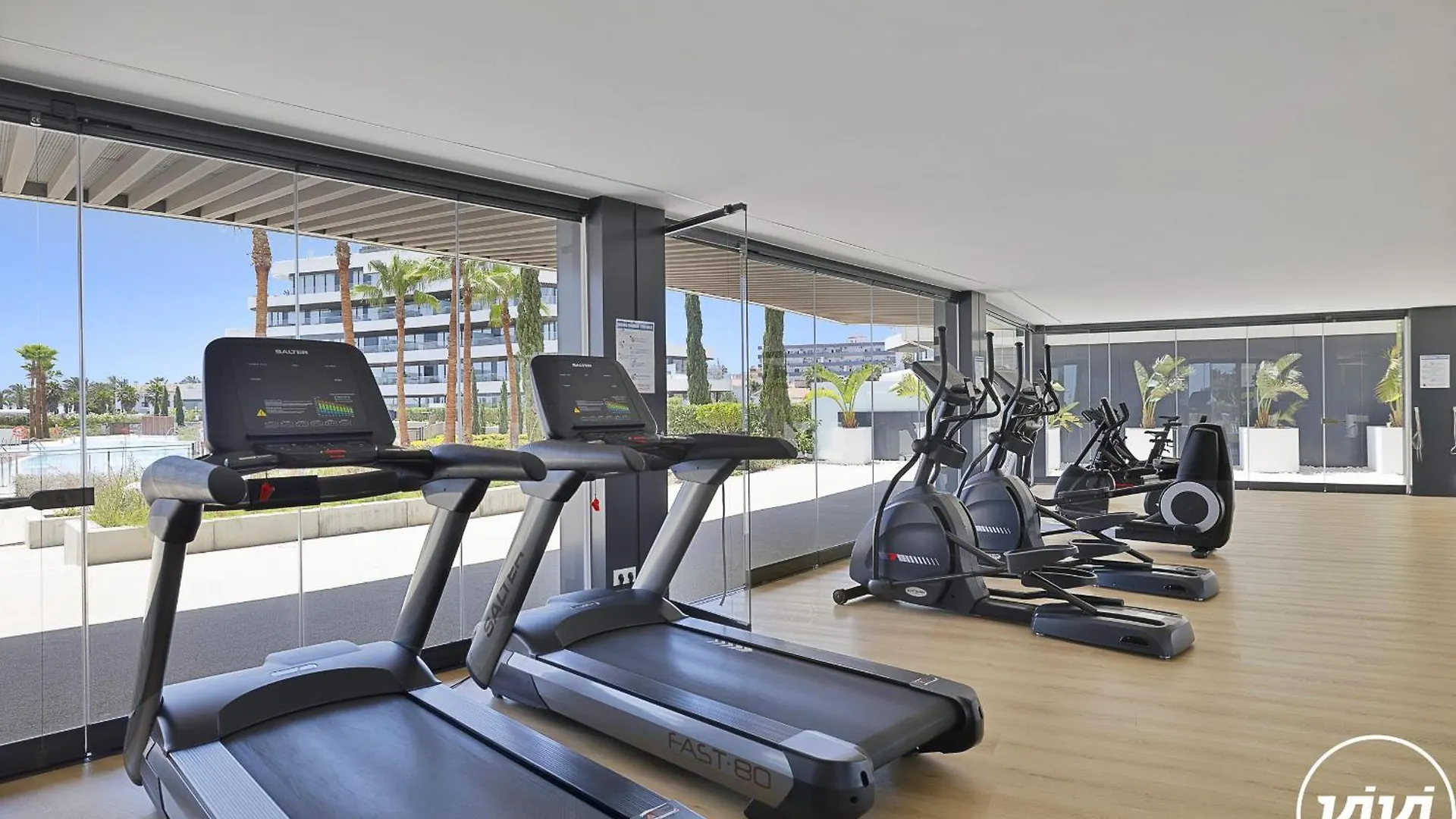 アパート Vivi Homes - Aura Pool, Sauna, Spa, Gym & Sea View トレモリノス